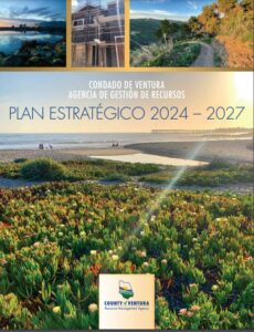 Página de portada del Plan Estratégico 2024-2027 de la Agencia de Gestión de Recursos del Condado de Ventura. Muestra varios paisajes y proyectos de desarrollo, con una escena de playa en primer plano.