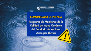 Gotas de lluvia creando ondas en la superficie del agua, con un icono de señal de advertencia. Texto que dice: "Comunicado de Prensa: Programa de Monitoreo de la Calidad del Agua Oceánica del Condado de Ventura: Aviso por Lluvias."